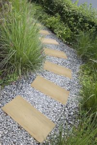 gehweg Sposoby na kamienne alejki i ścieżki z drewna: Kamień czy drewno?