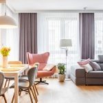 Szarość i dąb. Zaglądamy do funkcjonalnego mieszkania we Włochach