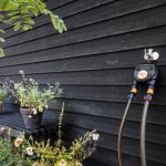 Wakacyjny niezbędnik w ogrodzie – sterowniki nawadniania Fiskars